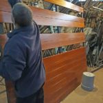 Porton de madera y vidrios en el taller en construccion